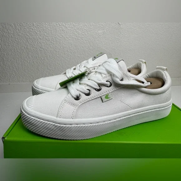 Cariuma Off-White Canvas
OCA LOW|NIB|The Perfect White Tennis Shoe! - Picture 10 of 14